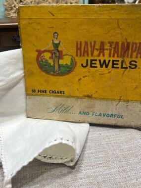 VINTAGE HAV-A-TAMPA  JEWELS BIRCHWOOD TIP CIGAR BOX